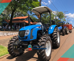 Entrega de equipamentos agrícolas para agricultores familiares e veículos para Assistência Social e Saúde